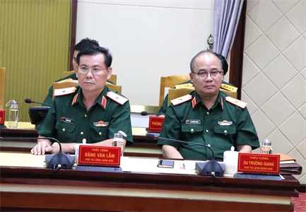 Thủ trưởng Bộ Tư lệnh Quân khu tham dự cuộc họp.