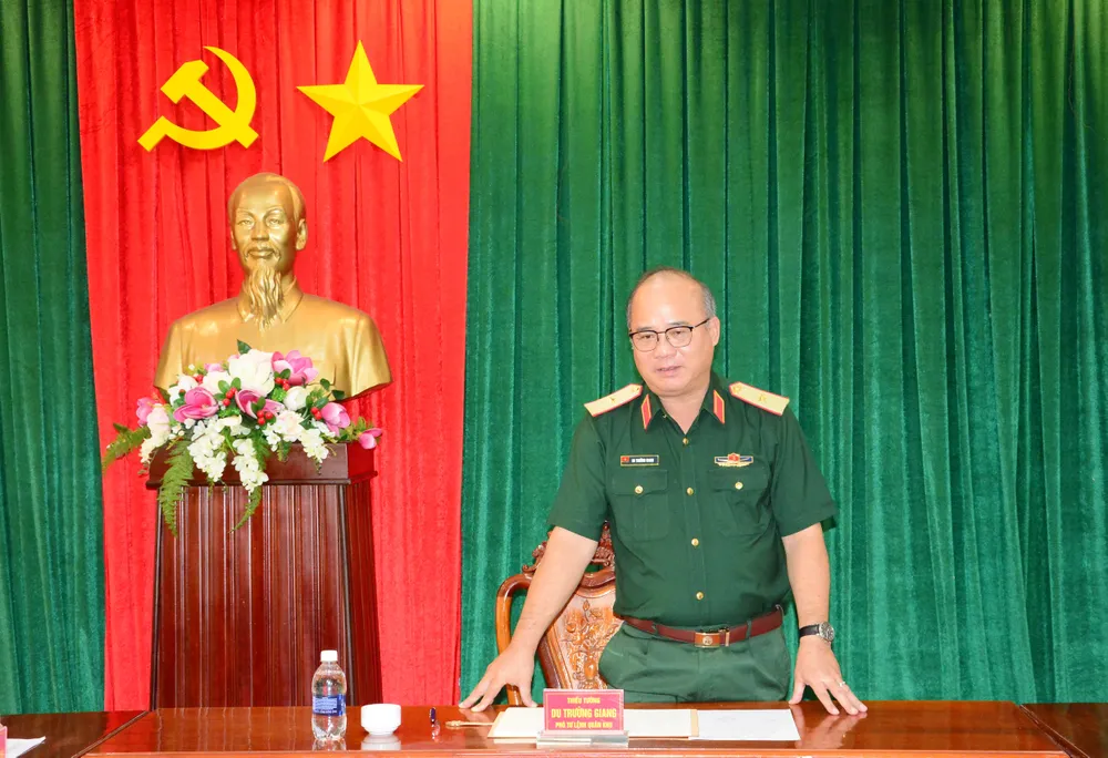 Thiếu tướng Du Trường Giang, Phó Tư lệnh Quân khu 7 yêu cầu các cơ quan chức năng sớm hoàn chỉnh hồ sơ vụ án, kiên quyết xử lý nghiêm minh những người xuyên tạc sai sự thật. Thiếu tướng Du Trường Giang, Phó Tư lệnh Quân khu 7 yêu cầu các cơ quan chức năng sớm hoàn chỉnh hồ sơ vụ án, kiên quyết xử lý nghiêm minh những người xuyên tạc sai sự thật.