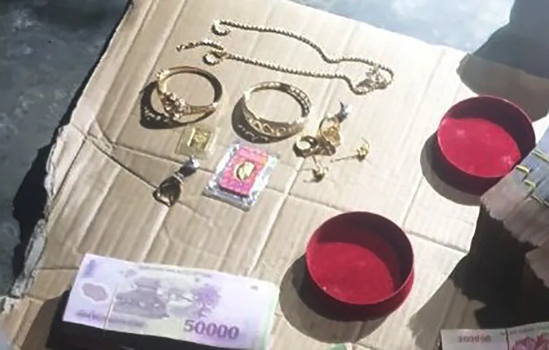 Tài sản bị mất trộm gồm tiền mặt và trang sức có giá trị. Ảnh: CA Tài sản bị mất trộm gồm tiền mặt và trang sức có giá trị. Ảnh: CA