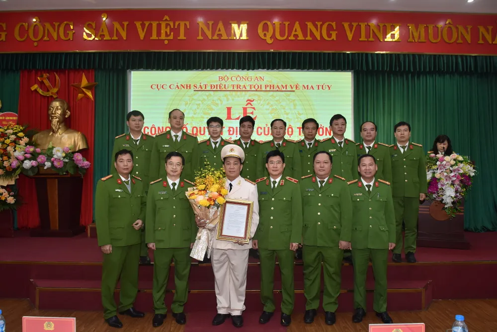 Tập thể lãnh đạo Cục Cảnh sát phòng cháy, chữa cháy và cứu nạn, cứu hộ tặng hoa chúc mừng