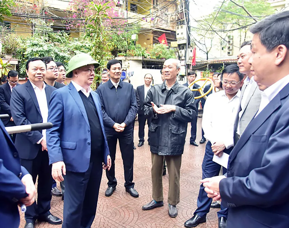 Ông Đinh Tiến Dũng và đoàn công tác kiểm tra thực địa cải tạo chung cư cũ tại Đống Đa. Ảnh: THÀNH VIỆT