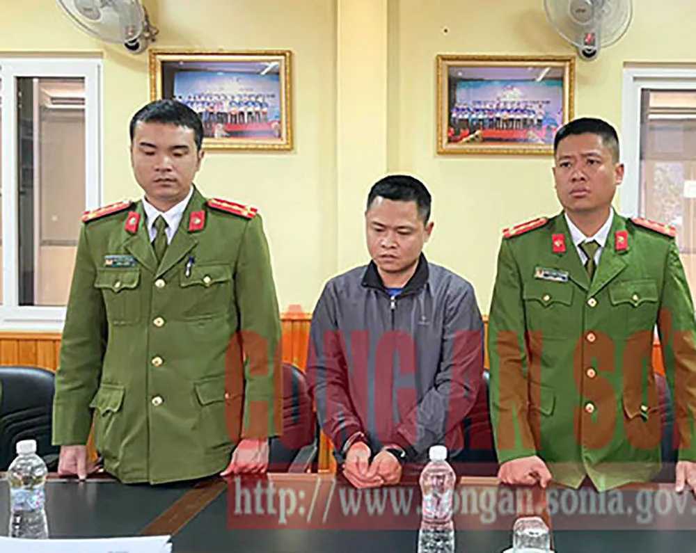 Công an đọc quyết định khởi tố với bị can Đinh Viết Cương, Trưởng phòng Hồ sơ, đăng kiểm viên. Ảnh: Công an Sơn La Công an đọc quyết định khởi tố với bị can Đinh Viết Cương, Trưởng phòng Hồ sơ, đăng kiểm viên. Ảnh: Công an Sơn La