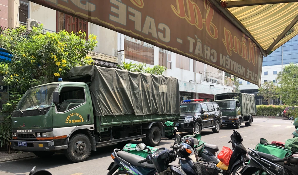 Xe công vụ của Công an tỉnh Tiền Giang đậu ở trụ sở công ty trong vụ khám xét, bắt giữ những người trong nhóm đòi nợ thuê. Ảnh: N.T