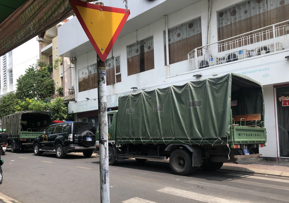 Xe của công an đậu trước trụ sở công ty để thực hiện việc khám xét. Ảnh: N.T