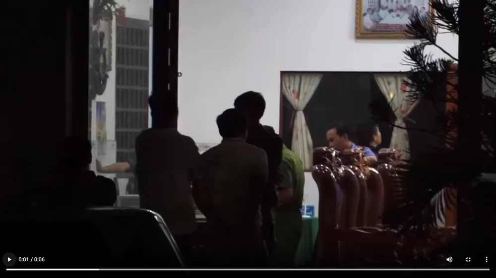 Công an và đại diện VKS đang có mặt bên trong VP Luật sư Văn Sỹ Công an và đại diện VKS đang có mặt bên trong VP Luật sư Văn Sỹ