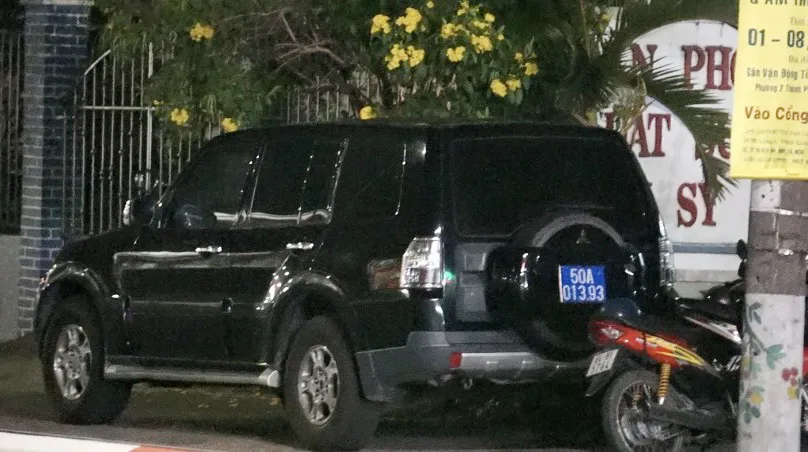 Xe biển xanh của lực lượng công an đang đậu trước VPLS Văn Sỹ Xe biển xanh của lực lượng công an đang đậu trước VPLS Văn Sỹ