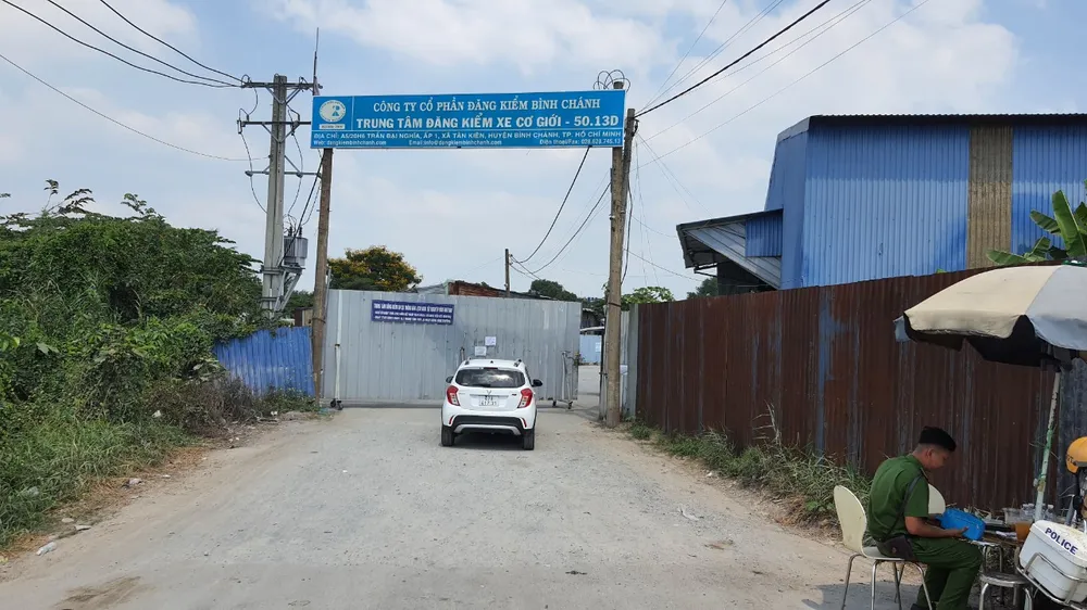 Công an canh giữ vòng ngoài. Ảnh: HT Công an canh giữ vòng ngoài. Ảnh: HT