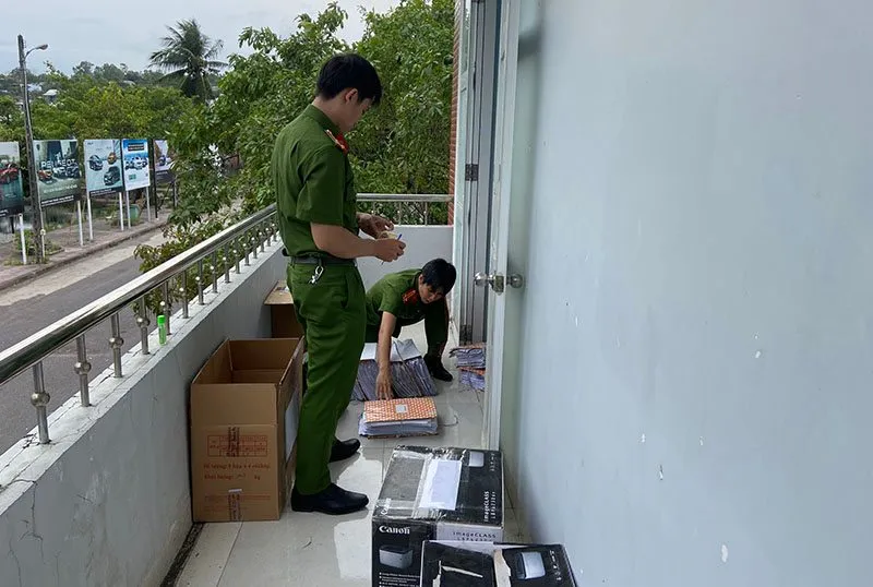 Công an khám xet, thu giữ tài liệu của Trung tâm Đăng kiểm Khánh Hòa. Ảnh: H.HẢI Công an khám xet, thu giữ tài liệu của Trung tâm Đăng kiểm Khánh Hòa. Ảnh: H.HẢI