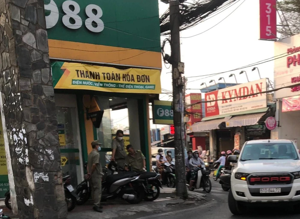 Công an khám xét một chi nhánh F88 ở TP Thủ Đức. Ảnh: N.TÂN