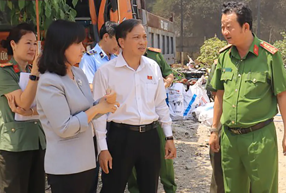 Bà Phạm Quỳnh Anh, Trưởng Ban Pháp chế TP.HCM dẫn đầu đoàn khảo sát tình hình thực hiện công tác quản lý, bảo quản và xử lý tang vật, phương tiện vi phạm hành chính tại bãi tạm giữ của Đội CSGT-TT. Ảnh: VÕ THƠ Bà Phạm Quỳnh Anh, Trưởng Ban Pháp chế TP.HCM dẫn đầu đoàn khảo sát tình hình thực hiện công tác quản lý, bảo quản và xử lý tang vật, phương tiện vi phạm hành chính tại bãi tạm giữ của Đội CSGT-TT. Ảnh: VÕ THƠ