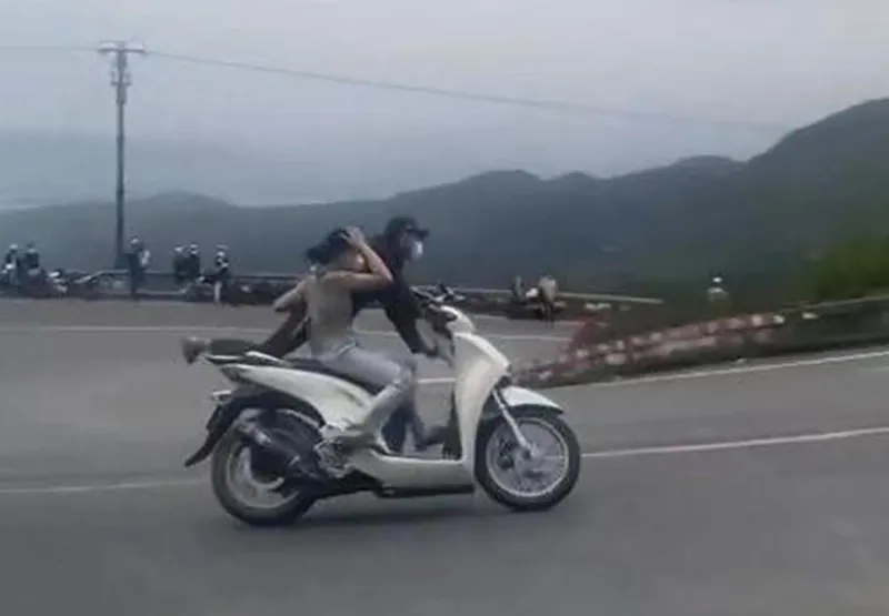 Hình ảnh cặp vợ chồng "diễn xiếc" trên đèo Hải Vân. Ảnh cắt từ clip Hình ảnh cặp vợ chồng "diễn xiếc" trên đèo Hải Vân. Ảnh cắt từ clip