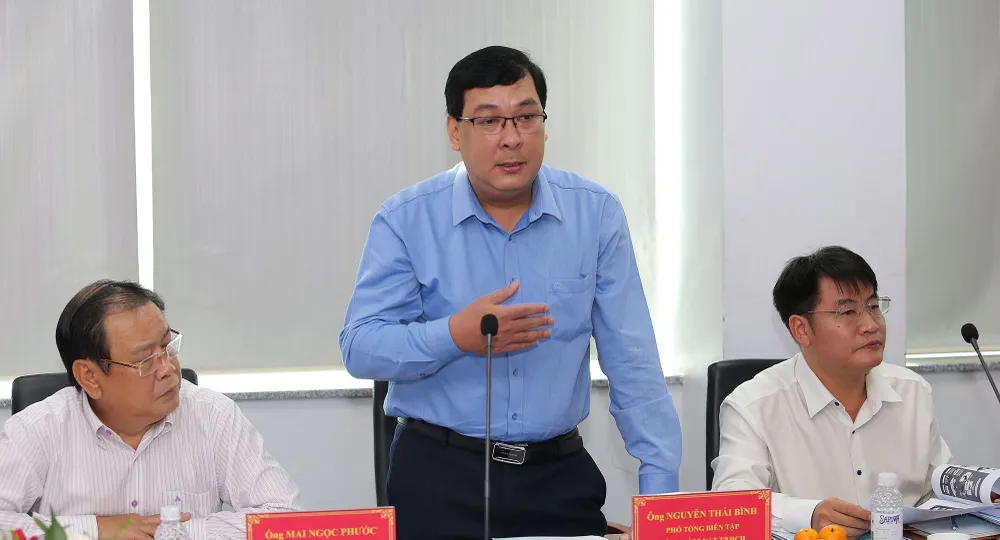 Phó Tổng biên tập Nguyễn Thái Bình thông tin về chương trình Cùng ngư dân thắp sáng đèn trên biển. Ảnh: HOÀNG GIANG Phó Tổng biên tập Nguyễn Thái Bình thông tin về chương trình Cùng ngư dân thắp sáng đèn trên biển. Ảnh: HOÀNG GIANG