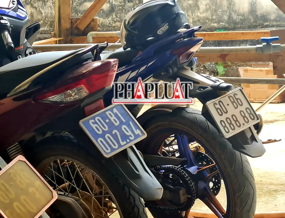 Chiếc xe máy Yamaha Exciter 150 cũng được gắn biển số 60B6: 888.88 để trước cửa trực ban công an xã cạnh nhiều chiếc xe máy biển số xanh. Ảnh: VŨ HỘI. Chiếc xe máy Yamaha Exciter 150 cũng được gắn biển số 60B6: 888.88 để trước cửa trực ban công an xã cạnh nhiều chiếc xe máy biển số xanh. Ảnh: VŨ HỘI.