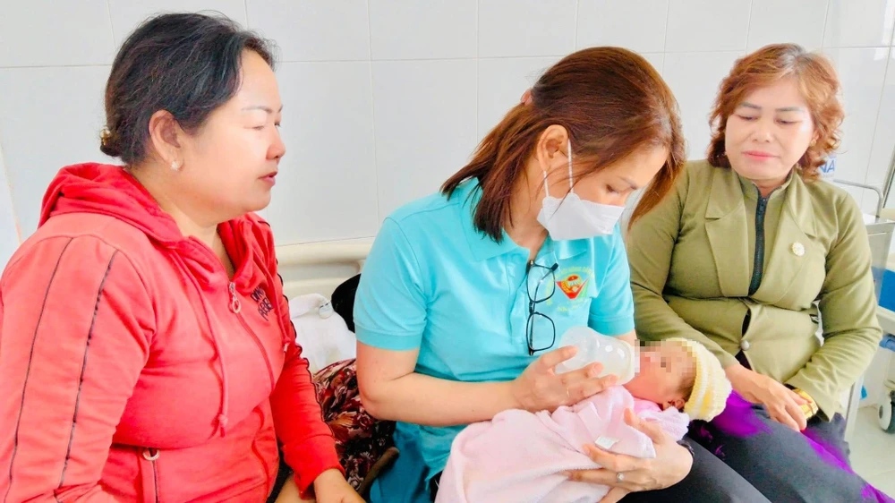 Bé sơ sinh được các ngành, đoàn thể xã Vĩnh Đại chăm sóc. Ảnh: VĂN SÁCH