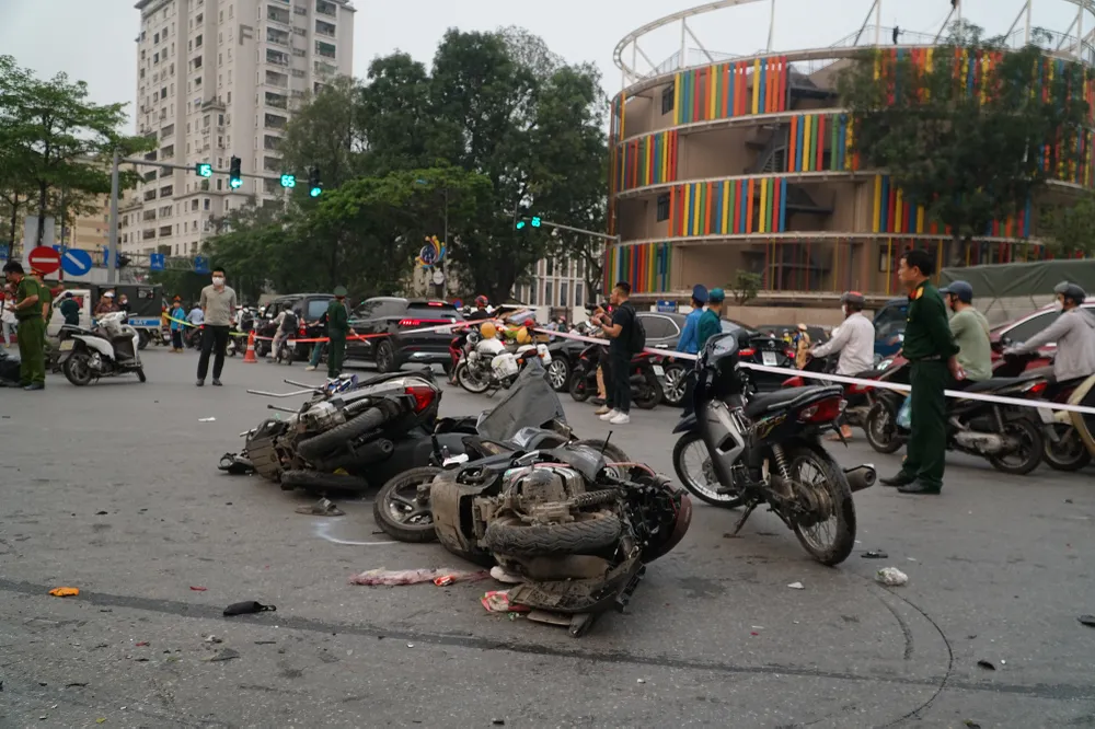 Nhiều xe máy bị tông nằm trên đường chiếc ô tô lao đi