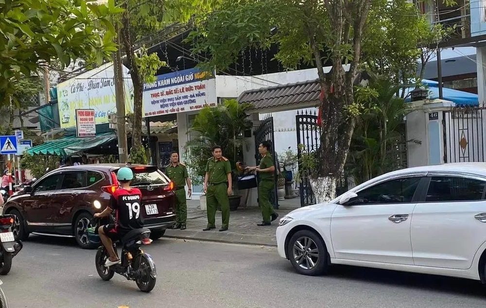 Công an có mặt khám xét nhà ông Khoa ở đường Bùi Xương Tự (phường Hoà Thọ Đông, quận Cẩm Lệ). Ảnh: NGÔ QUANG Công an có mặt khám xét nhà ông Khoa ở đường Bùi Xương Tự (phường Hoà Thọ Đông, quận Cẩm Lệ). Ảnh: NGÔ QUANG