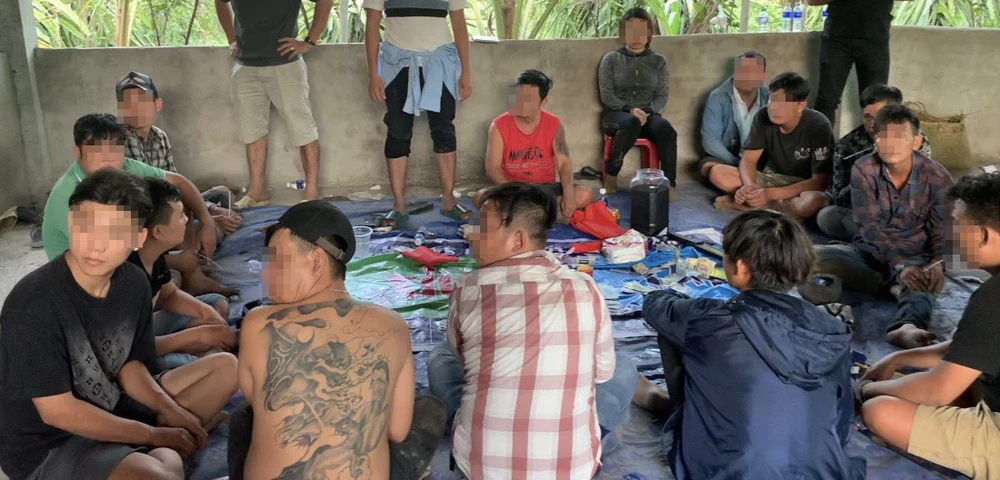 56 người bị bắt khi đang đánh bạc. Ảnh: CACC