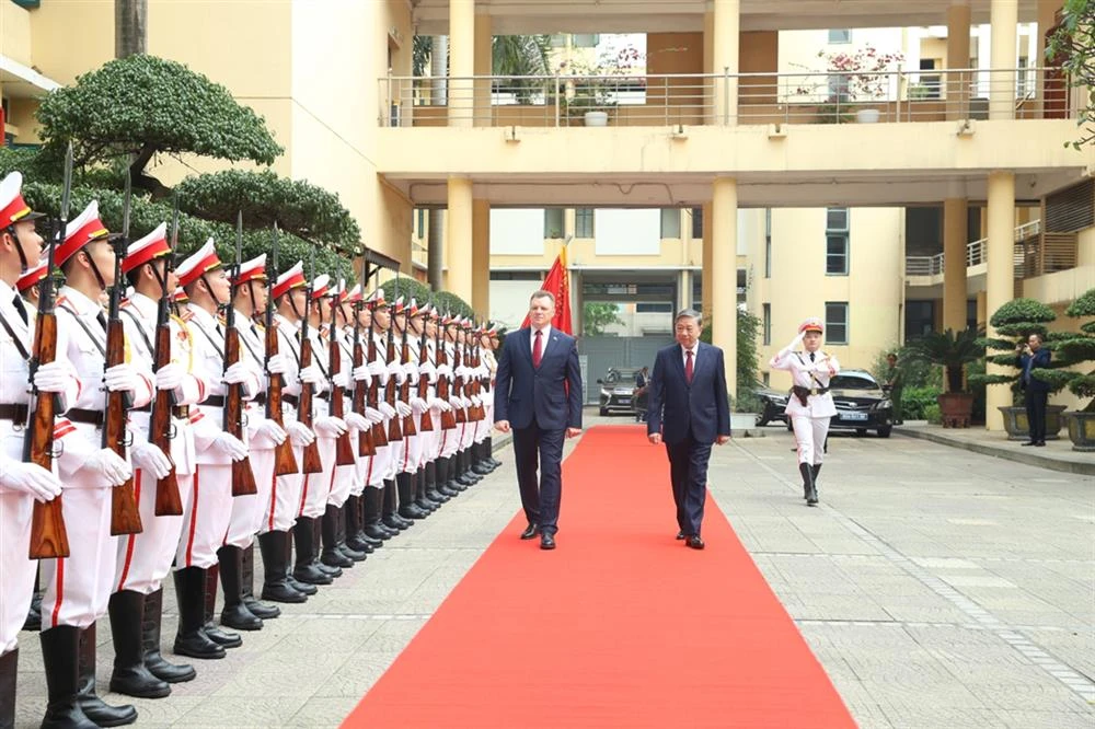 Ngài Sinyavskiy Vadim Ivanovich duyệt Đội danh dự Công an nhân dân Việt Nam