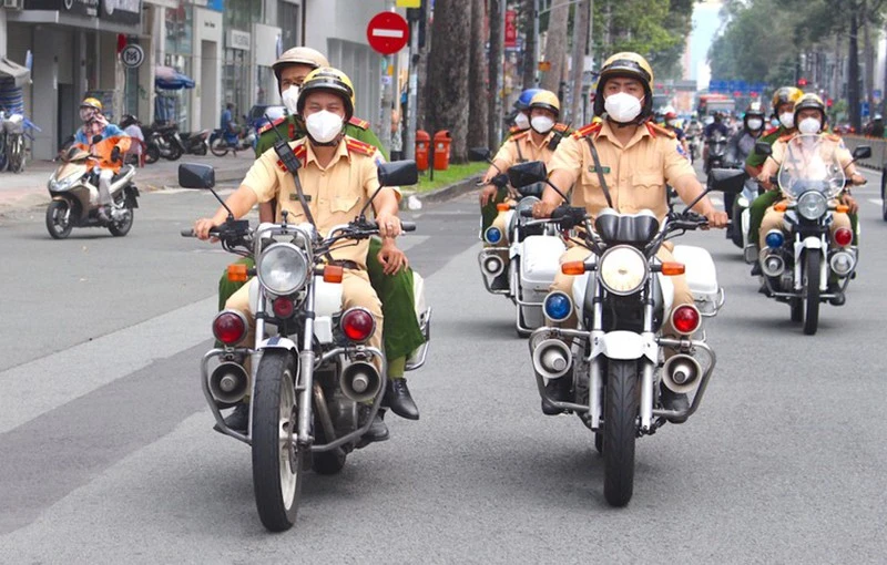 Tổ tuần tra lưu động của Đội CSGT-TT quận 1, TP.HCM tuần tra, kiểm soát trên đường Trần Hưng Đạo. Ảnh: LÊ THOA Tổ tuần tra lưu động của Đội CSGT-TT quận 1, TP.HCM tuần tra, kiểm soát trên đường Trần Hưng Đạo. Ảnh: LÊ THOA