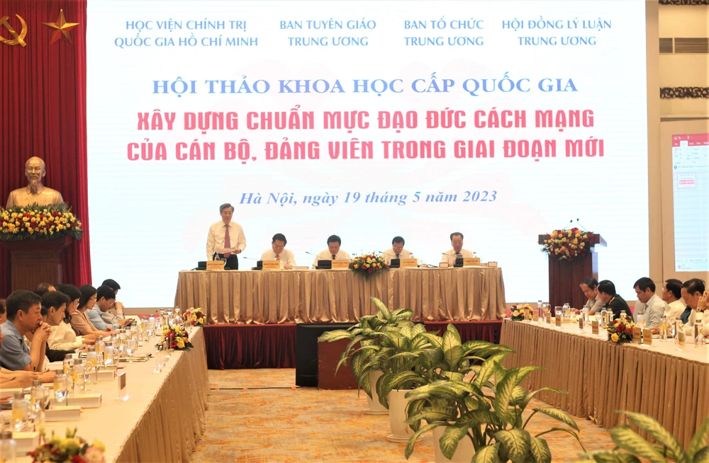 Các đại biểu đã tập trung thảo luận, làm rõ cơ sở khoa học của việc xây dựng chuẩn mực đạo đức cách mạng đối với cán bộ, đảng viên. Ảnh: VT