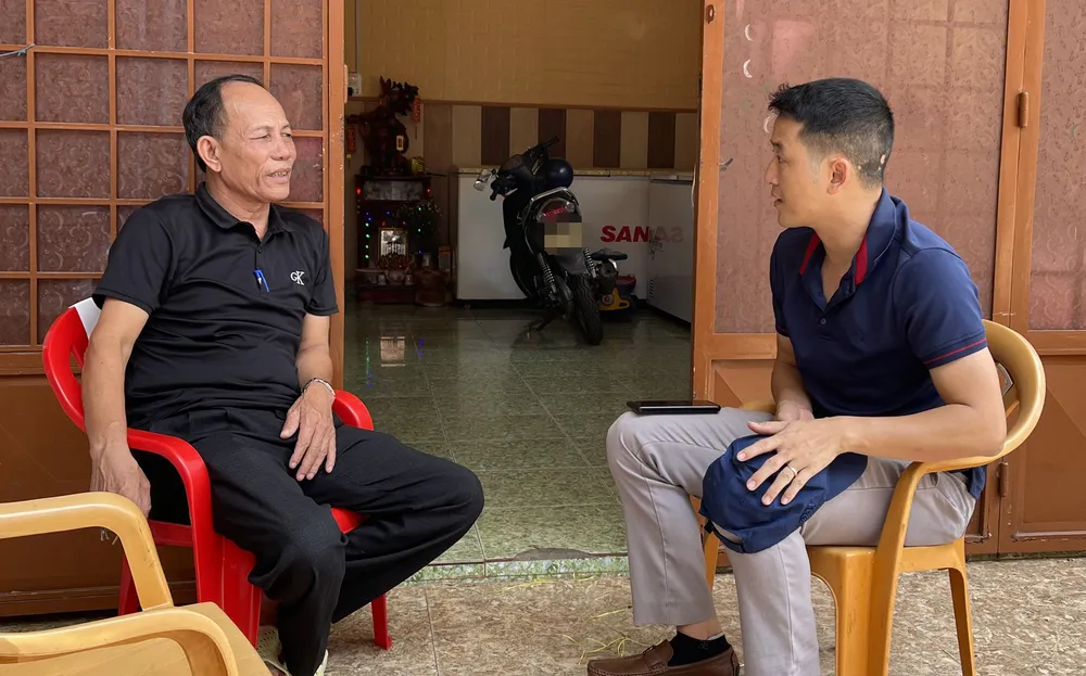 PV Vũ Long trao đổi với người dân TP Buôn Ma Thuột, tỉnh Đắk Lắk về nỗi khổ sống trong vùng dự án treo kéo dài.