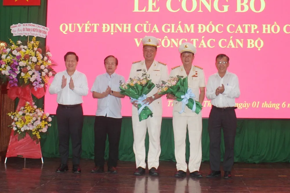 Lãnh đạo TP Thủ Đức chúc mừng Thượng tá Nguyễn Đình Dương và Đại tá Nguyễn Hoàng Thắng