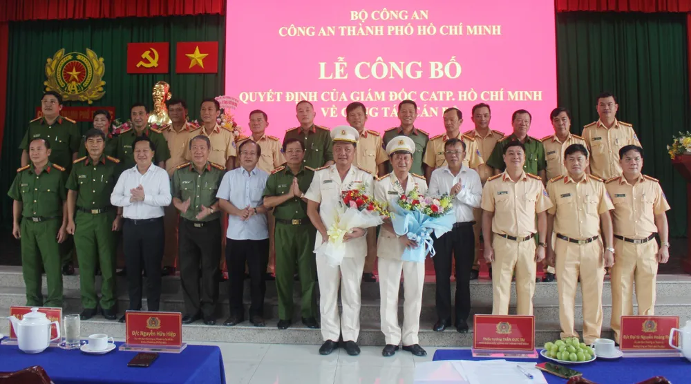 Lãnh đạo Công an TP.HCM và TP Thủ Đức chúc mừng Thượng tá Nguyễn Đình Dương và Đại tá Nguyễn Hoàng Thắng