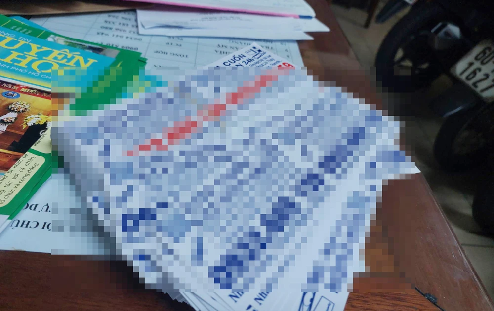 Số tờ rơi quảng cáo công an thu giữ được. Ảnh: ĐC