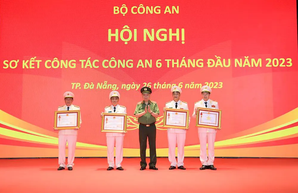 Thiếu tướng Vũ Hồng Văn và các cá nhân được tặng thưởng Huân chương Quân công, Huân chương Chiến công. Ảnh: Bocongan.gov.vn