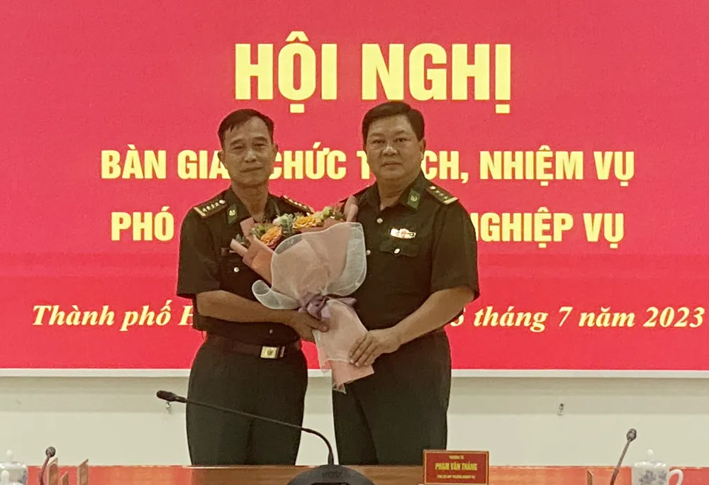 Đại tá Trần Thanh Đức, Phó Bí thư Đảng ủy - Chỉ huy trưởng Bộ đội Biên phòng TPHCM tặng hoa chúc mừng Thượng tá Phạm Văn Thắng (phải). Ảnh: BĐBP Đại tá Trần Thanh Đức, Phó Bí thư Đảng ủy - Chỉ huy trưởng Bộ đội Biên phòng TPHCM tặng hoa chúc mừng Thượng tá Phạm Văn Thắng (phải). Ảnh: BĐBP