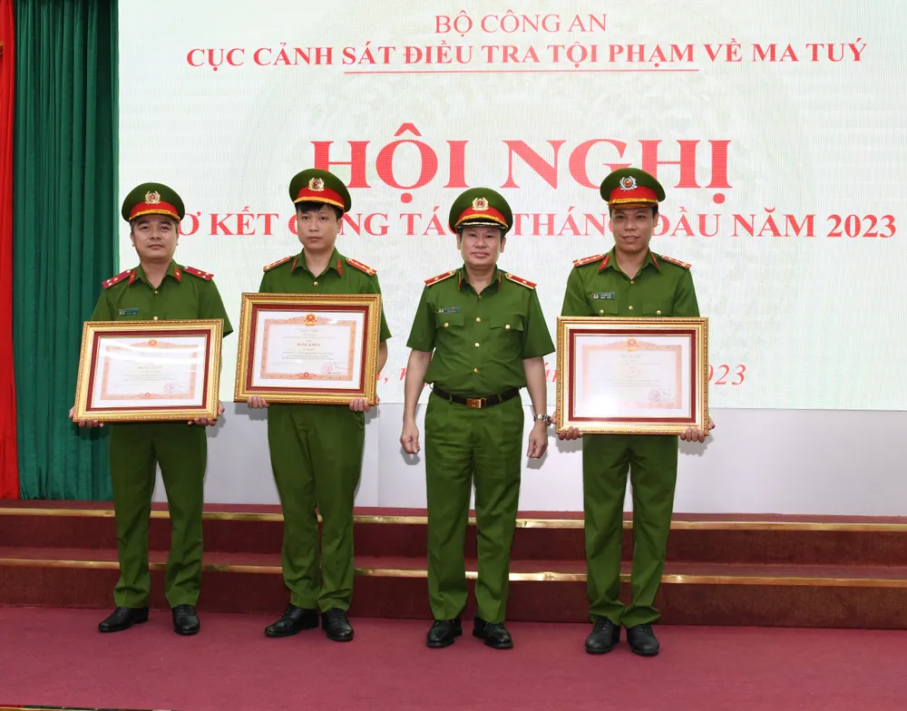 Thừa uỷ quyền lãnh đạo các cấp, Thiếu tướng Nguyễn Văn Viện trao Bằng khen của Thủ tướng Chính phủ cho các cá nhân có thành tích xuất sắc trong công tác đấu tranh chống tội phạm ma tuý.