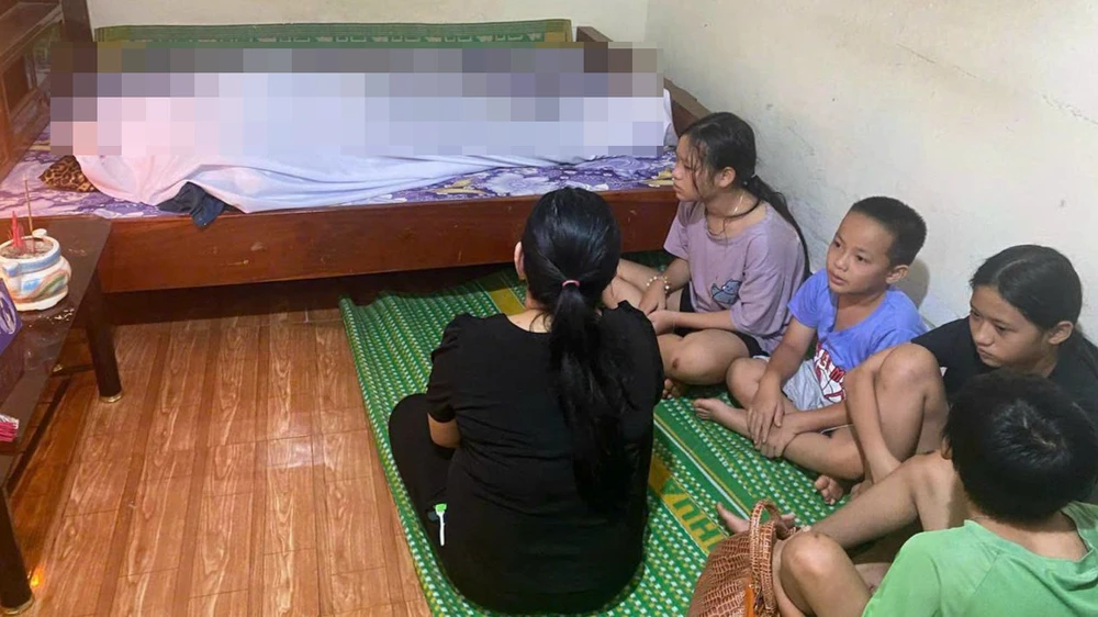 3 cháu nhỏ và người chồng bị bại liệt bơ vơ sau khi bà Phương bị tai nạn. Ảnh: CTV