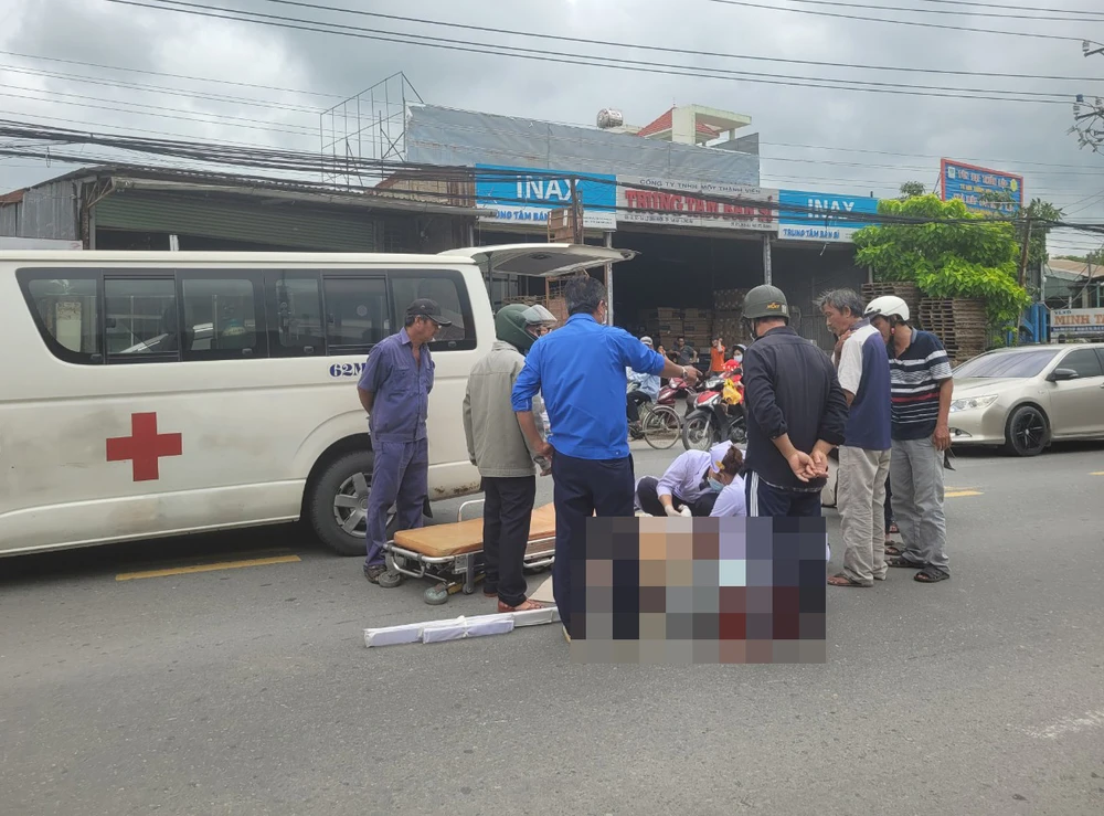 Người vợ được hỗ trợ đưa đi cấp cứu. Ảnh: CTV