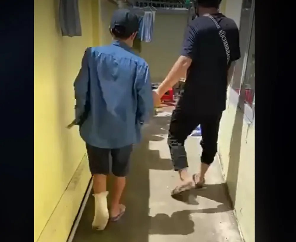 Công an bắt giữ kẻ trộm băng một chân. Ảnh: CACC