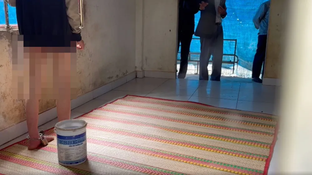 Bà N.T.M kêu la, cầu cứu khi nhìn thấy cơ quan chức năng. Ảnh: VÕ TÙNG