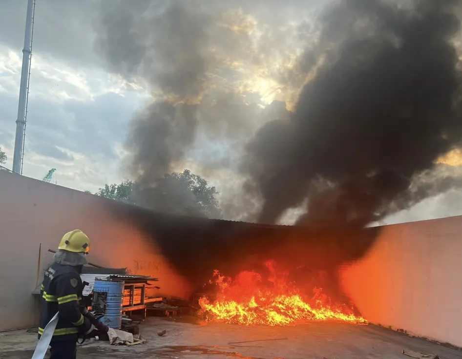 Đám cháy bãi phế liệu cạnh kho hàng