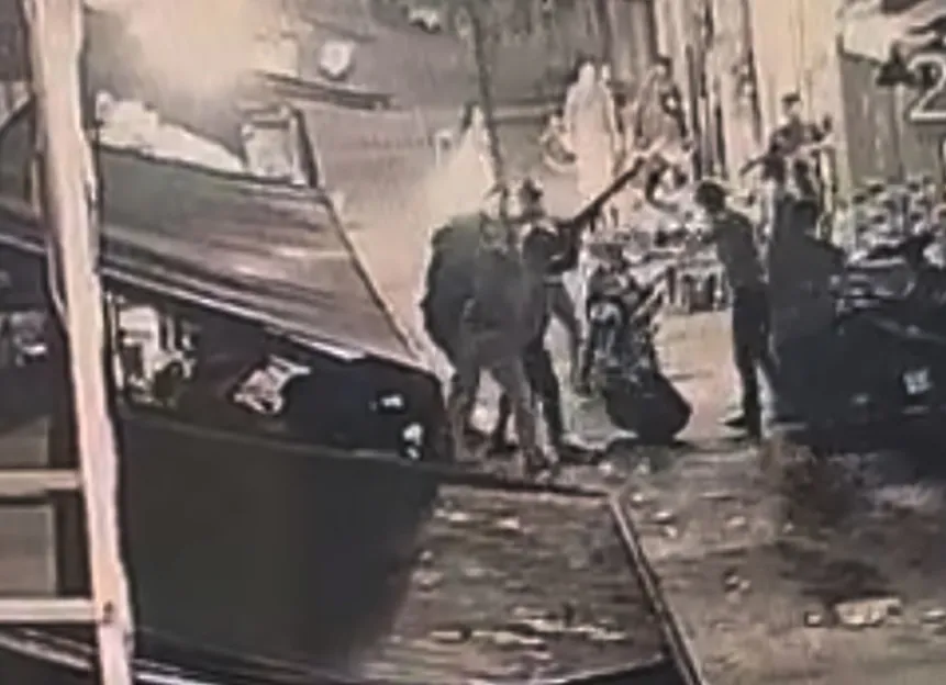 Ông LTP bị nhóm người đánh trên đường Lê Thị Bạch Cát, quận 11. Ảnh từ camera an ninh