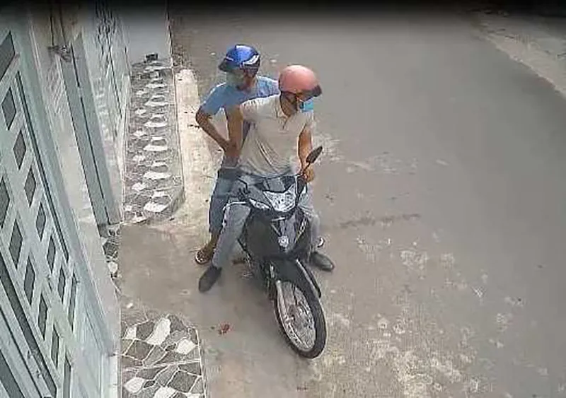Hai kẻ trộm đột nhập lấy xe máy của sinh viên đang bị công an truy tìm