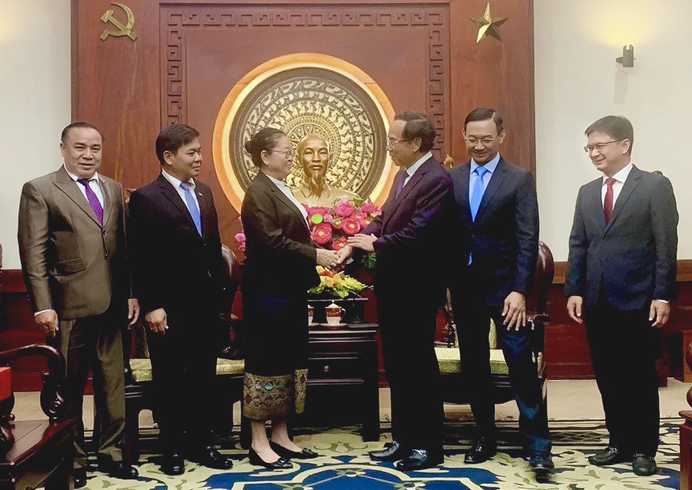 Bí thư Thành ủy TP.HCM Nguyễn Văn Nên tiếp bà Phimpha Keoximay, Tổng Lãnh sự Lào tại TP.HCM, đến chào từ biệt. Ảnh: H.T