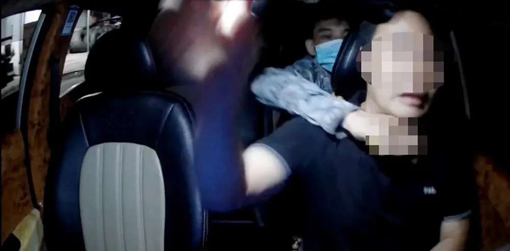 Thời điểm xảy ra sự việc được camera ô tô ghi lại.