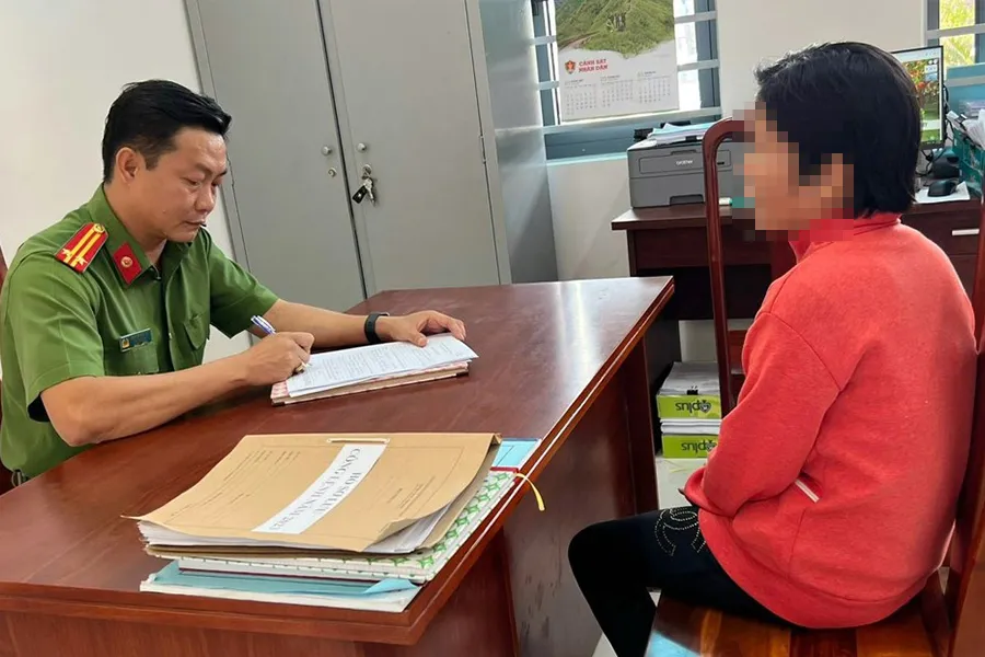 Trung tá Nguyễn Văn Chí ghi lời khai của các đối tượng phạm pháp. Ảnh: LÊ ÁNH Trung tá Nguyễn Văn Chí ghi lời khai của các đối tượng phạm pháp. Ảnh: LÊ ÁNH