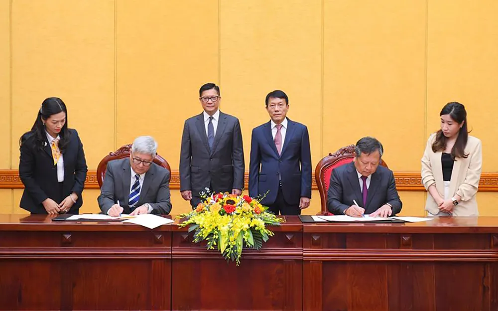 Thứ trưởng Lương Tam Quang và Cục trưởng Đặng Bính Cường chứng kiến đại diện Cục Quản lý xuất nhập cảnh - Bộ Công an Việt Nam và đại diện Cơ quan Di trú - Cục Bảo an Hồng Kông (Trung Quốc) kí kết Bản ghi nhớ hợp tác Thứ trưởng Lương Tam Quang và Cục trưởng Đặng Bính Cường chứng kiến đại diện Cục Quản lý xuất nhập cảnh - Bộ Công an Việt Nam và đại diện Cơ quan Di trú - Cục Bảo an Hồng Kông (Trung Quốc) kí kết Bản ghi nhớ hợp tác