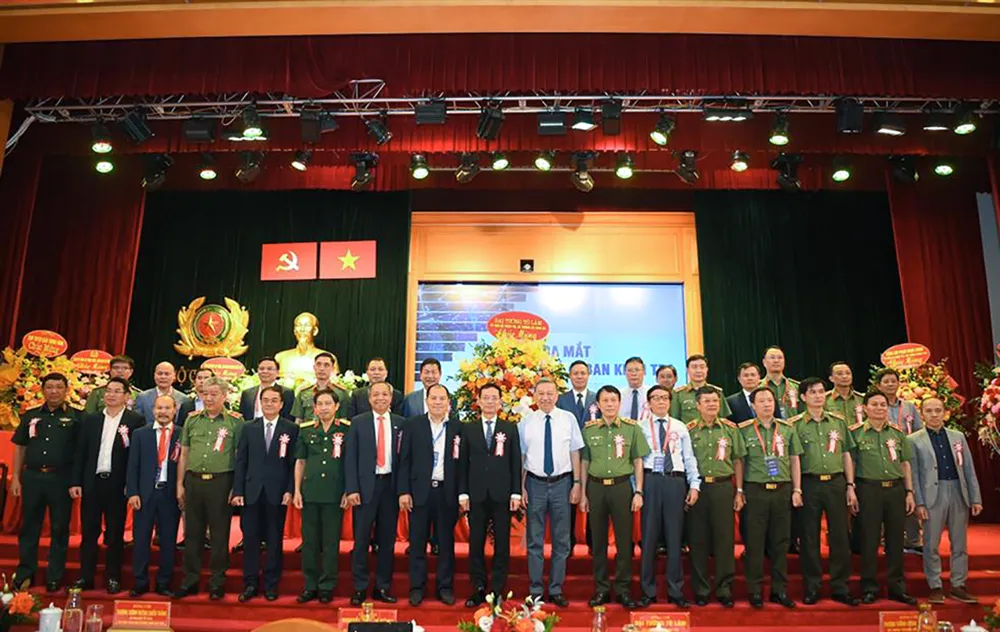 Bộ trưởng Tô Lâm chúc mừng các đại biểu được Đại hội bầu tham gia Ban Chấp hành Hiệp hội An ninh mạng quốc gia nhiệm kỳ I (2023 – 2028).