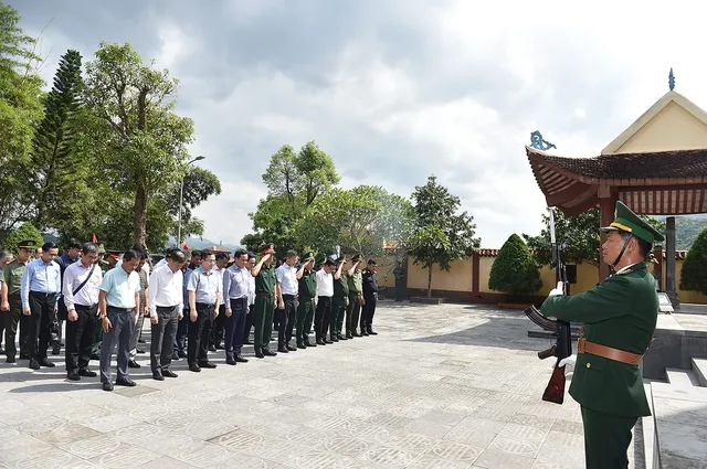 Trước anh linh các Anh hùng, liệt sĩ, các thành viên trong Đoàn công tác nguyện sống xứng đáng với sự hy sinh cao cả, cống hiến to lớn của các Anh hùng, liệt sĩ Pho-thu-tuong-tran-luu-quang-dang-huong-po-hen-2.jpg