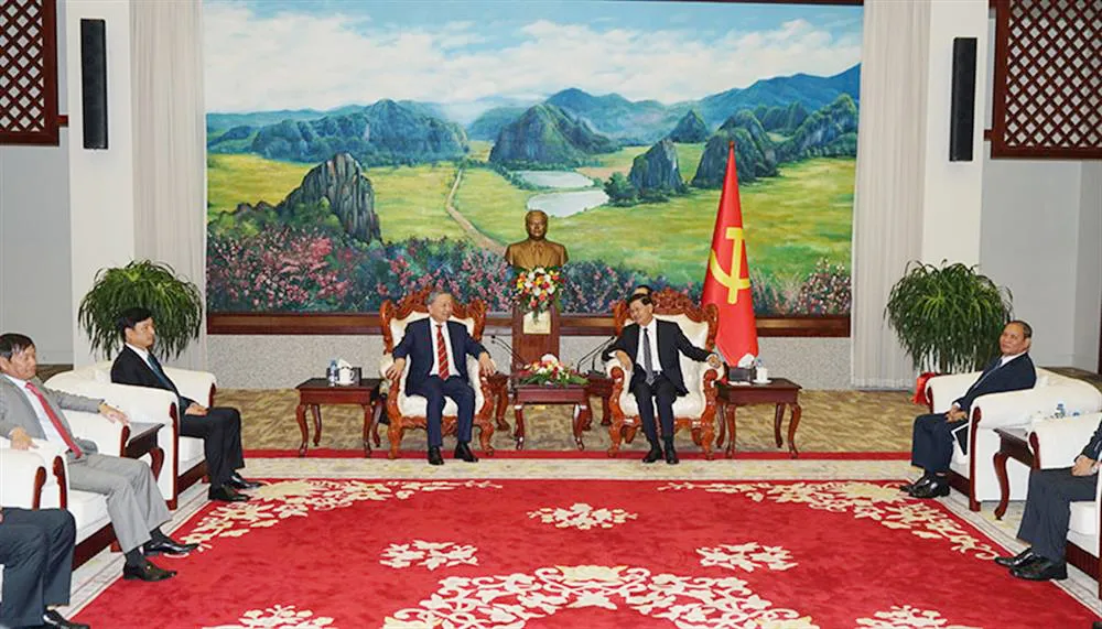 Bộ trưởng Tô Lâm chào xã giao Tổng Bí thư, Chủ tịch nước Lào Thongloun Sisoulith. Bo-truong-to-lam-tham-lao_2.jpg