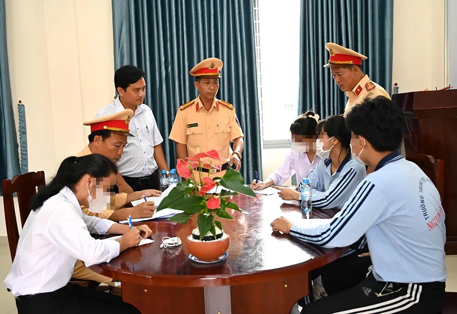 Long An: Nhiều học sinh đi xe máy phân khối lớn