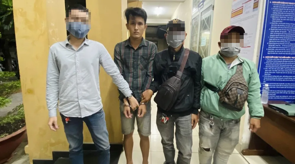 Long bị các trinh sát hình sự bắt giữ binh-duong-bi-can-truy-na-dang-uong-ca-phe-cung-ban-gai-thi-bi-bat.jpg