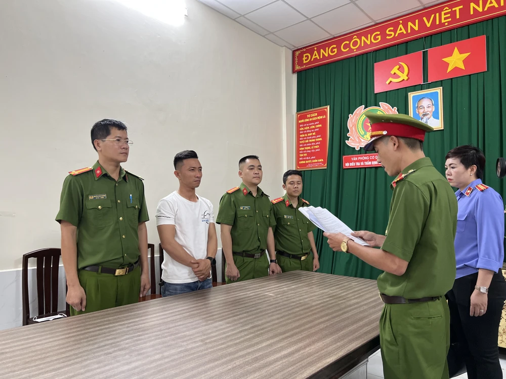 Trần Xuân Đông nghe Quyết định khởi tố ngoc_trinh_.jpg