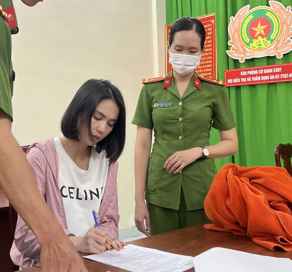 Ngọc Trinh tại cơ quan công an ngoc_trinh.jpg