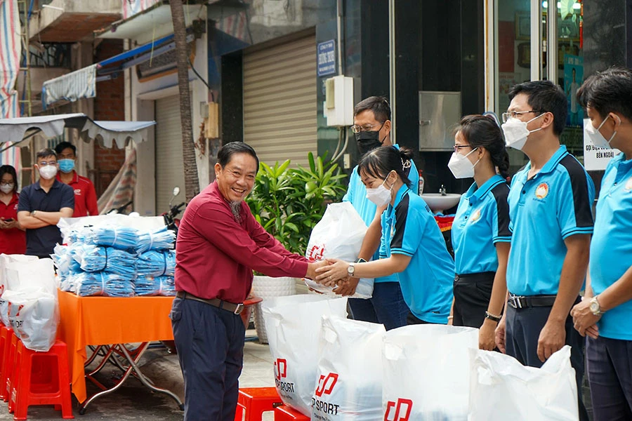 Ông Nghiêm Đình Hùng, Phó Ban công tác Mặt trận khu phố 4, phường 9, quận Tân Bình, có 20 năm làm công tác Mặt trận và được người dân yêu quý. Ảnh: BP p4-bai-1h-viethoa-6354-3314.jpg